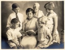 Winifred Estabrook Elliott reading to five children
