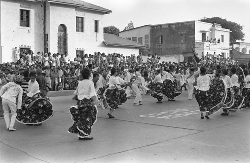 Cumbiamba Agua P'a Mi dancers performing, Barranquilla, Colombia, 1977