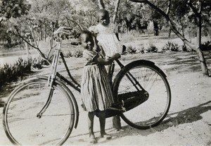 Malunque and Flora on a cycle