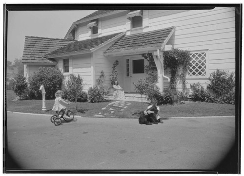 Goff, Norris and Elizabeth, residence. Family in front yard