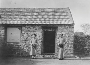 Evangelisterne Hung og Wang foran prædikekapellet i Ya-hu-tsui. Billedet er udateret, men er anvendt i 1934