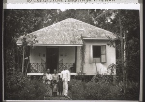 Der Dajakpfarrer v. Tbg Sian mit Familie (hinten das Pfarrhaus)