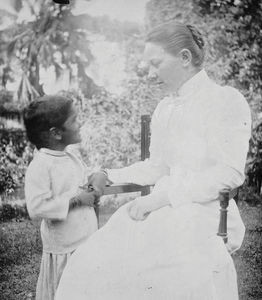 Missionary Augusta Noerup with adopted daughter Kamala. Siloam 1902