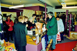 Fra Købmandsgårdens Genbrug, Dronninglund, på åbningsdagen, 24/03 1999, hvor butikken hurtigt blev fyldt med kunder, så der kom penge i kassen