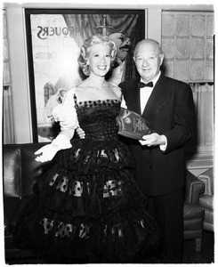 Dinah Shore presented with plaque, 1958