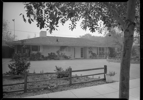 [Unidentified residence]. Exterior