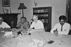 Calcutta Video Seminar, november 1990. Fra venstre: Mediekonsulent Viggo Søgaard, missionær Kamalesh Biswas og generalsekretær Jørgen Nørgaard Pedersen, DSM, samt (NN)
