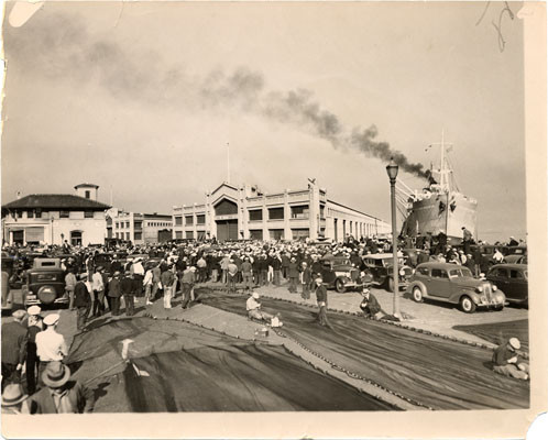 [Crowd of longshoremen and teamster at the waterfront]