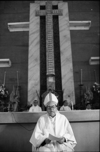 Archbishop Arturo Rivera y Damas presides over his congregation, San Salvador, 1983