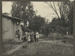 Nüßler with a group of Africans, Tanzania, ca.1929-1940