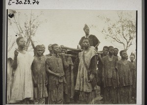 Mutter des Königs Ndjoya (Nzabndunke) im Tragstuhl
