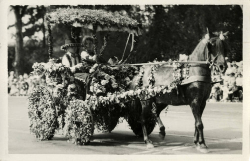 1928 Decorated horse and cart