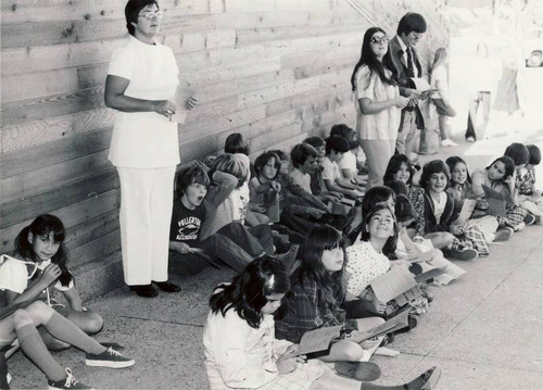 University Park Elementary School children at the University Park Library's dedication, 1975