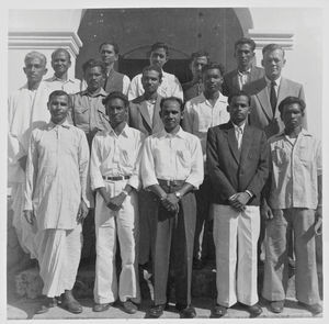 Nordindien. Muligvis studerende fra Præsteskolen i Benagaria, Santal Parganas? (Navn på missionær - th?)