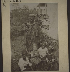 Kindsmädchen von Geschw. Bizer, Kamerun