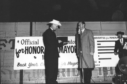 Conejo Valley Days 1961 : Talley gives key to Tom Nixon