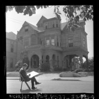 Artist Leo Politi sketching in front of The Castle, a Victorian house at 325 Bunker Hill Ave. in Los Angeles, 1964
