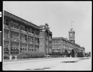 Exterior view of a high school in Los Angeles, 1920-1929