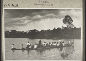 After crossing to the island of Koto Barimbi. Some members of the choir which collected Rev. Wildi from the other shore (1926)