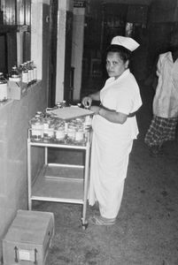 UMN, Nepal. Tansen Mission Hospital. En lokal sygeplejerske på arbejde, 1990
