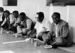 Dumka, Nordindien. Fra NELC's Synodemøde, november/december 1983. Der er spisepause, menuen er ris og karry