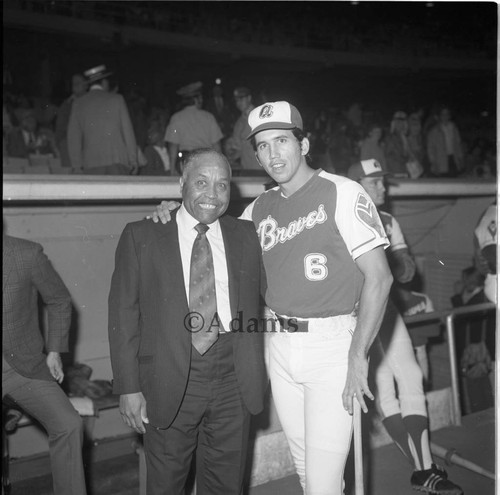 Davey Johnson posing with an unidentified man, 1973
