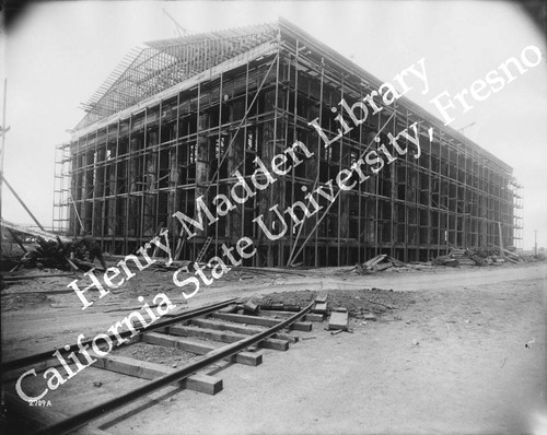 Erecting roof of Oregon State Building