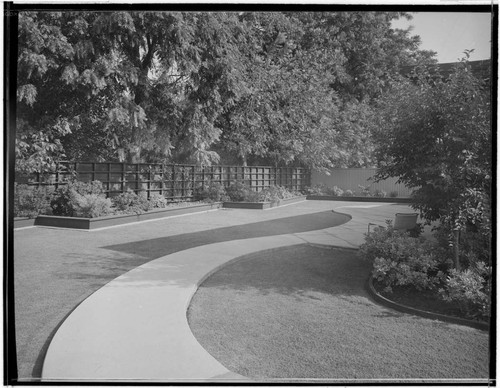 Thomas Church gardens for Joseph E. Howland: Jones, Mr. and Mrs. William, residence. Landscaping