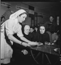 Mouchy: Cantine [Nurse serving food. Possible misfile]