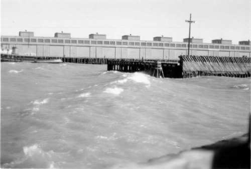 [Choppy waves in San Francisco's bay near Fisherman's Wharf]