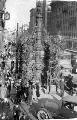 [Lotta's Fountain at Market and Kearny Streets decorated for Christmas]