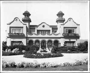 Exterior frontal view of Paul deLongpre residence, Hollywood Boulevard and Cahuenga Avenue, Hollywood, 1905