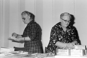 Til venstre Ingeborg Degn og til højre Karen M. Jakobsen (mødesekretær) 1971
