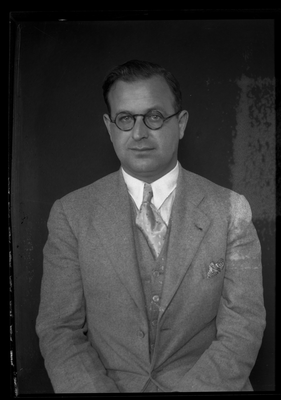 Portrait of a man wearing round glasses