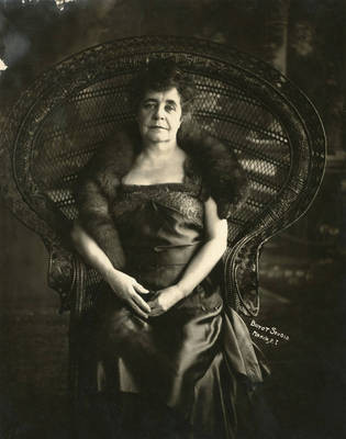 Studio portrait photograph of Florence Roberts