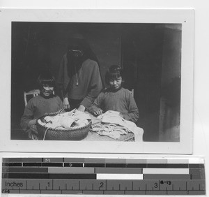 A Maryknoll Sister teaching orphans at Yangjiang, China, 1939