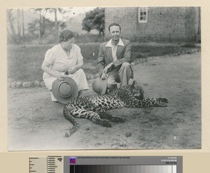 Mr & Mrs Proctor and dead leopard, Mihecani, Mozambique, ca.1930