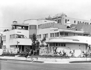Exterior view of an apartment building designed by Milton J. Black on the corner of Hobart Boulevard and Ninth Street in Los Angeles, ca.1938