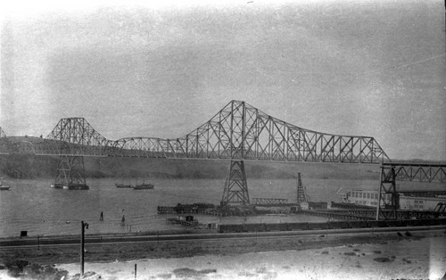 [Bridge in San Francisco with boats in the water and a train alongside]