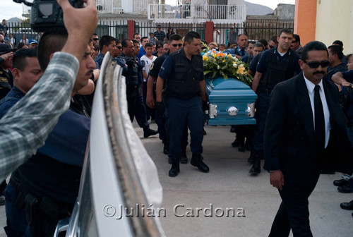 Police officer carying casket, Juárez, 2008