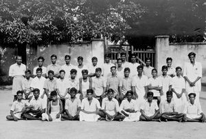 Håndværkerskolen i Panruti, Arcot, Sydindien. Lærere og elever ved skolen. (Anvendt i: Dansk Missionsblad nr 24/1958)