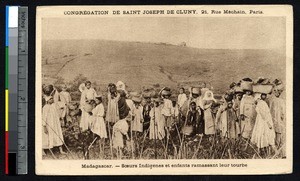 Women gathering peat in baskets, Madagascar, ca.1900-1930