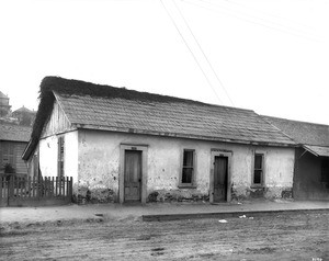 External view of an adobe house on 721 Castelar Street, between Ord Street and Alpine Street, Los Angeles, 1895
