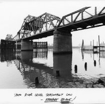 Sacto River level seasonally low - Freeport Bridge