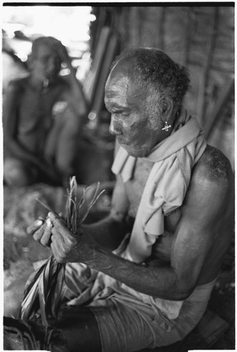 Folofo'u performing divination with cordyline leaves