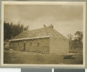 Building the carpentry workshop, Chogoria, Kenya, ca.1925