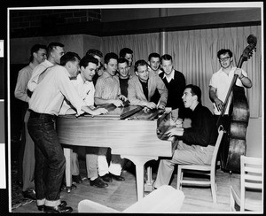 Invalidez elección Cenagal USC Phi Kappa Psi fraternity sing along, 1949 — Calisphere