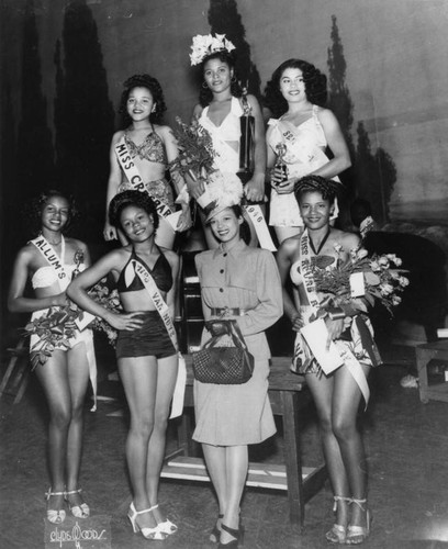 Dorothy Dandridge with beauty contestants