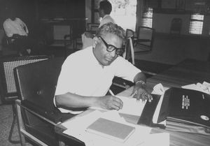 Nordindien. Moderator/1. biskop i NELC, pastor Sagenen Kisku på sit kontor i Dumka, februar 1988