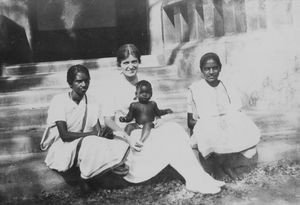 Santal Parganas, Nordindien. Benagaria Hospital, 1935. Hospitalet blev opført af lægemissionær Boe Bojesen Bøgh, 1922-23. På trappen ses missionær og sygeplejerske Gudrun Holten med nationale Santal sygeplejersker